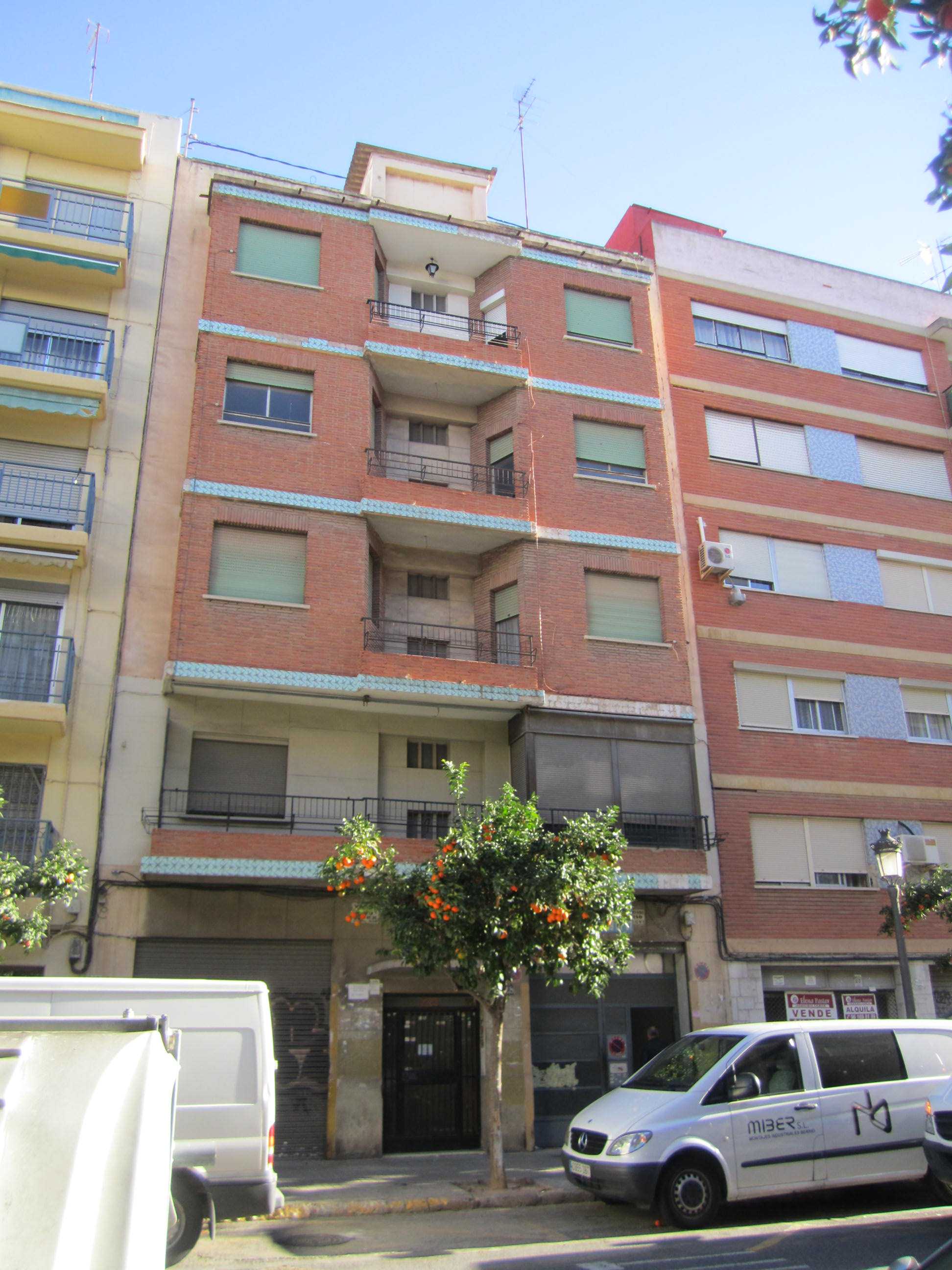 Façana de l'edifici a Avinguda de Burjassot 228, Benicalap, Valencia / Fachada del edificio en Avenida de Burjassot 228, Benicalap, Valencia / Building facade at Avinguda de Burjassot 228, Benicalap, Valencia
